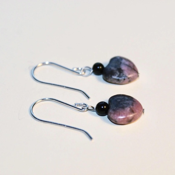 New Small Heart-Shaped Pink Agate with Black Bead Earrings, SS - Picture 2 of 3